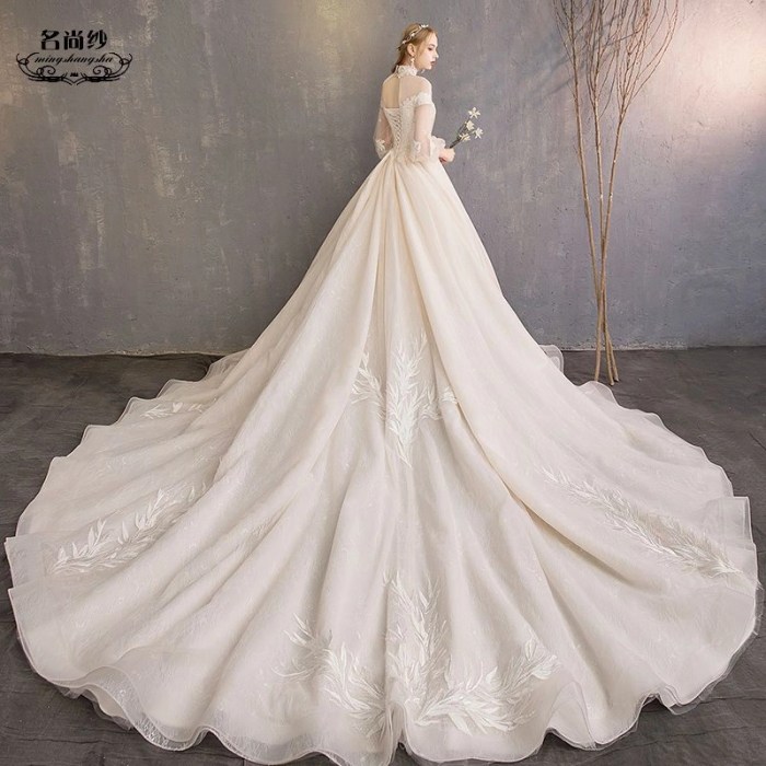 Balloon sleeve wedding dress